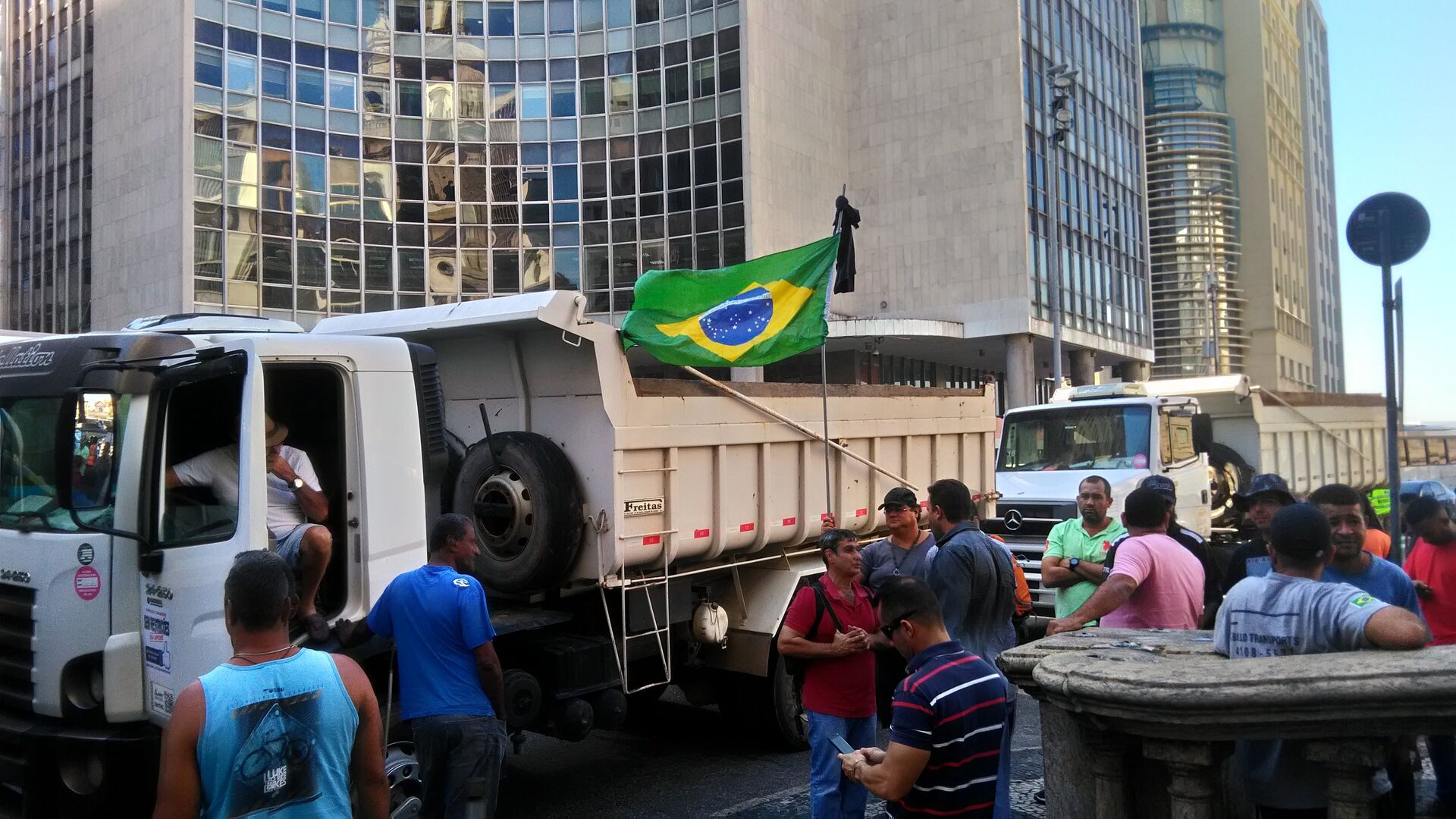Manifestação de caminhoneiros no Rio de Janeiro como parte de mobilização nacional da categoria contra os preços altos dos combustíveis no Brasil. - Sputnik Brasil, 1920, 14.07.2022