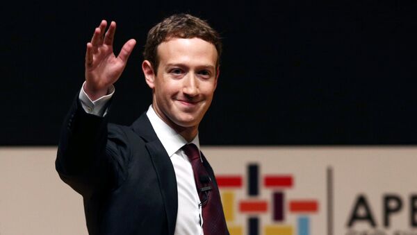 Facebook founder Mark Zuckerberg waves to the audience during a meeting of the APEC (Asia-Pacific Economic Cooperation) Ceo Summit in Lima, Peru, November 19, 2016 - Sputnik Brasil