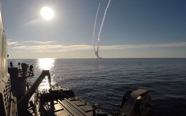 Lançamento de mísseis Bulava a partir do submarino Yuri Dolgoruky no mar Branco - Sputnik Brasil