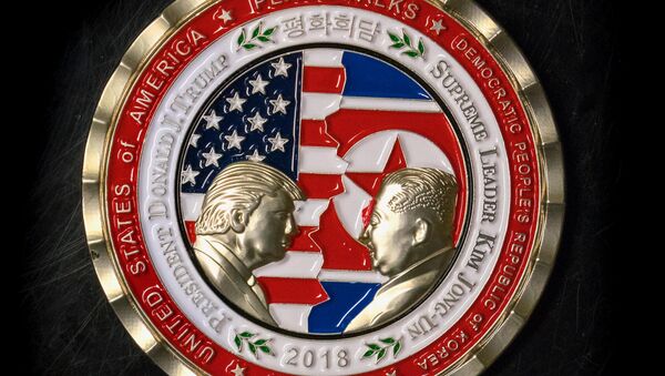Casa Branca emite uma moeda para comemorar a cúpula entre Donald Trump e Kim Jong-un - Sputnik Brasil