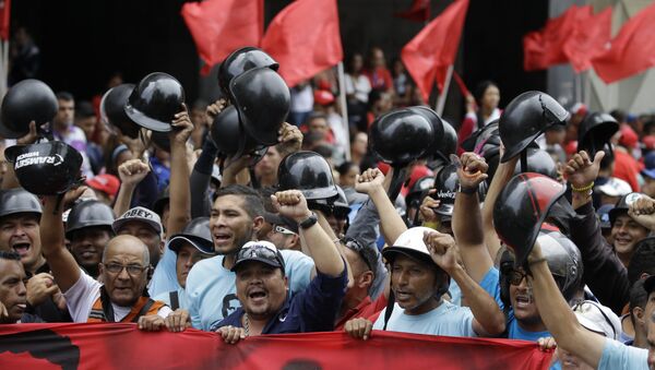 Apoiadores de Nicolás Maduro celebrando vitória nas eleições presidenciais - Sputnik Brasil