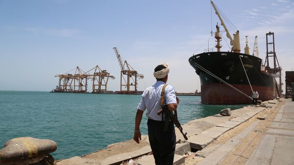 Soldado passeando pelo porto de Hodeidah no mar Vermelho, Iêmen - Sputnik Brasil