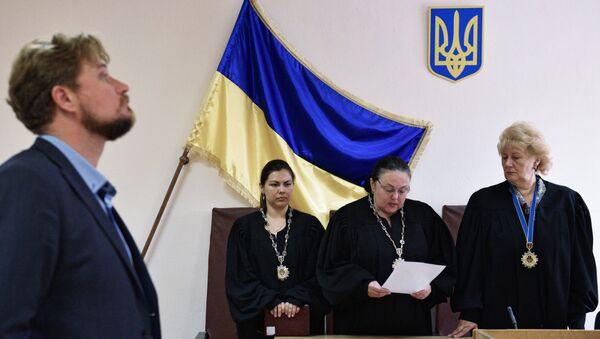 Advogado Valentin Rybin (à esquerda) durante julgamento em um tribunal de Kiev (arquivo) - Sputnik Brasil