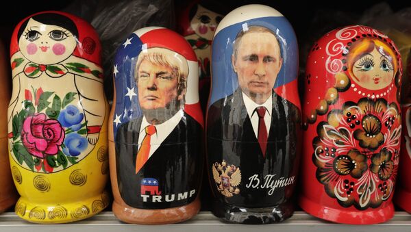 Bonecas de madeira russos tradicionais chamadas Matryoshkas representando o presidente dos EUA, Donald Trump e o presidente russo Vladimir Putin à venda em uma loja de souvenirs em São Petersburgo, Rússia. - Sputnik Brasil