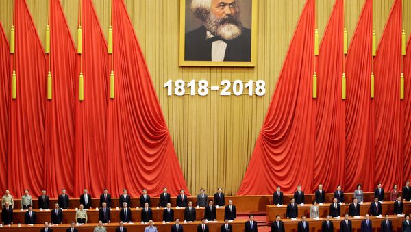 O presidente chinês Xi Jinping conta o hino nacional em um evento comemorativo do 200º aniversário de nascimento de Karl Marx, em Pequim, China. - Sputnik Brasil