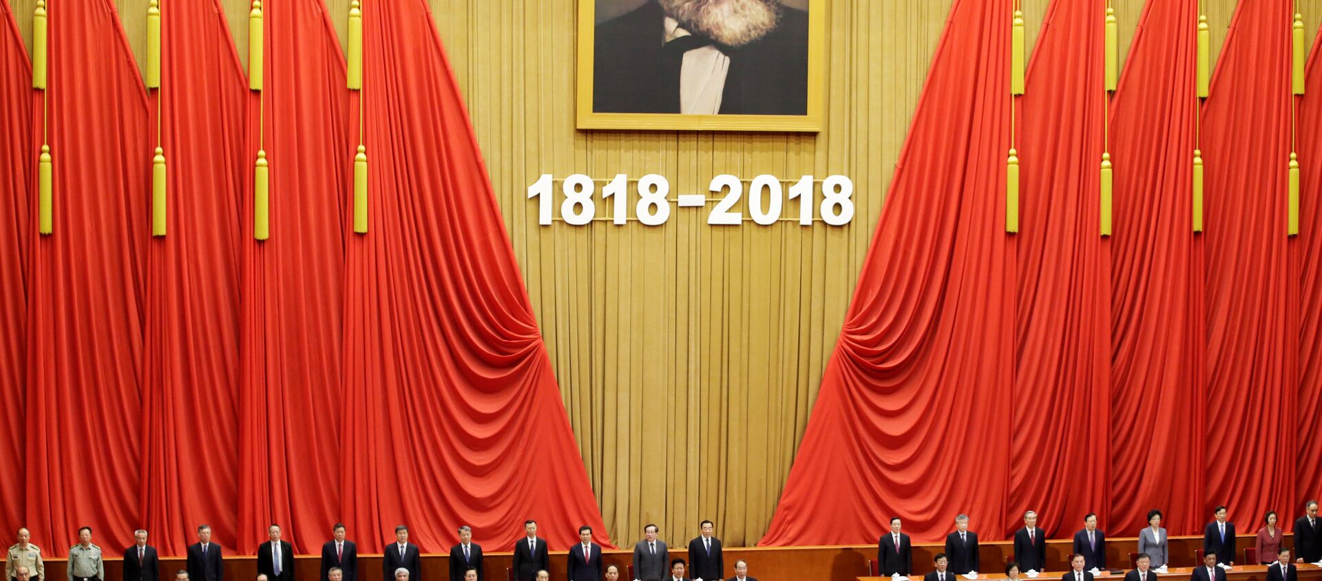 O presidente chinês Xi Jinping conta o hino nacional em um evento comemorativo do 200º aniversário de nascimento de Karl Marx, em Pequim, China. - Sputnik Brasil, 1920, 23.05.2018