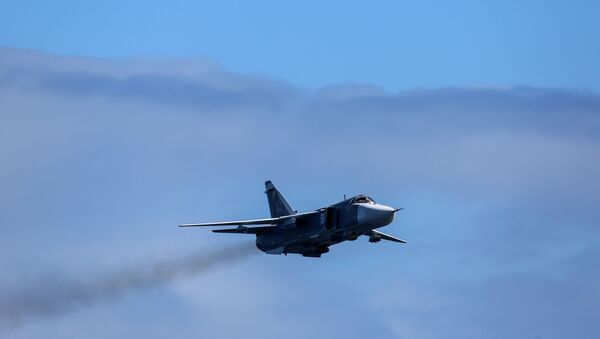 Bombardeiro tático Su-24 no céu no decorrer dos exercícios das Forças Armadas russas - Sputnik Brasil