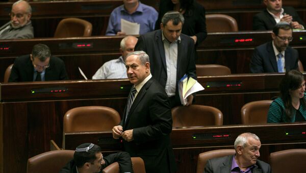 Primeiro-ministro de Israel, Benjamin Netanyahu, sai depois de uma votação para dissolver o parlamento israelense, também conhecido como Knesset, em Jerusalém, em 8 de dezembro de 2014 - Sputnik Brasil