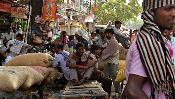 Trabalhadores descansam na sombra em Nova Deli em mais um dia de intenso calor na Índia, que já provocou a morte de pelo menos mil pessoas - Sputnik Brasil