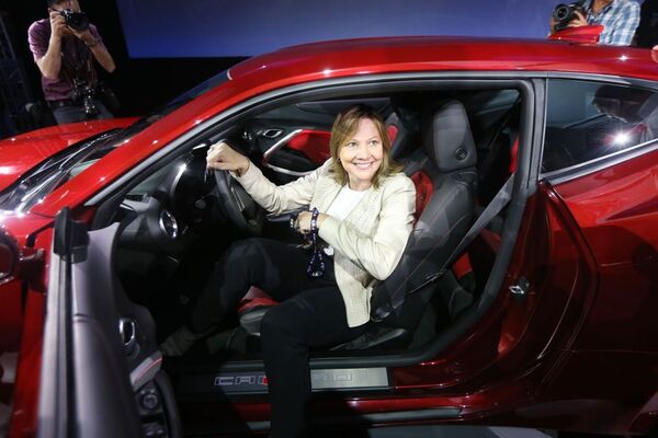 Diretora executiva da General Motors Mary Barra senta-se em novo Chevrolet Camaro 2016. - Sputnik Brasil