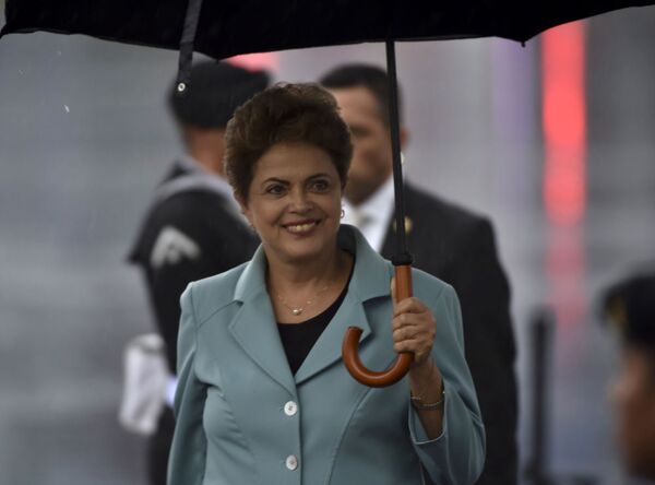 Presidente do Brasil Dilma Rousseff está sorrindo à chegada ao aeroporto nacional da Cidade do México em 25 de maio de 2015. - Sputnik Brasil