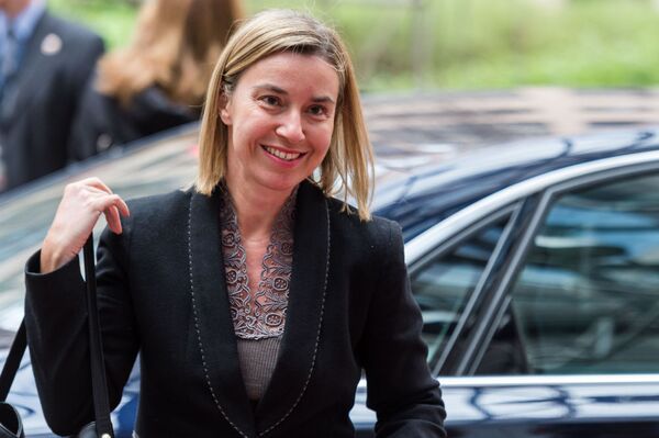 Alta Representante da União Europeia Federica Mogherini está sorrindo à chegada para uma reunião dos ministros da Defesa da UE em Bruxelas, na segunda-feira 18 de maio de 2015. - Sputnik Brasil