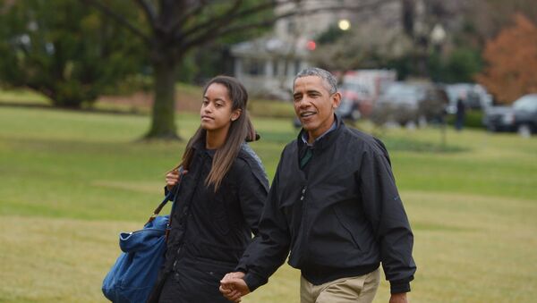 Barack Obama com a filha Malia - Sputnik Brasil