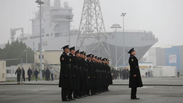 Russian sailors stand in formation in front of the Mistral-class helicopter carrier Vladivostok at the STX Les Chantiers de l'Atlantique shipyard site in Saint-Nazaire - Sputnik Brasil