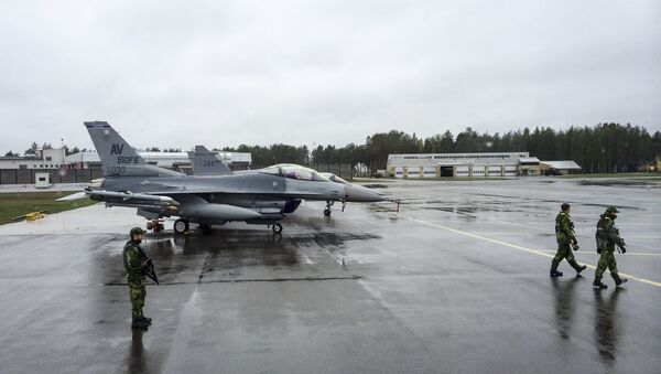 Caça americano F-16CM no Aeroporto de Kallax, no norte da Suécia, em 26 de maio de 2015 - Sputnik Brasil