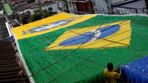 Bandeira do Brasil enfeita ruas do país para a Copa do Mundo Rússia 2018 - Sputnik Brasil