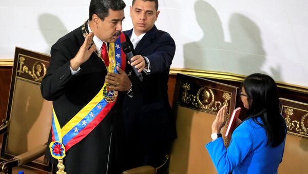 O presidente da Venezuela, Nicolás Maduro, faz o juramento presidencial. - Sputnik Brasil