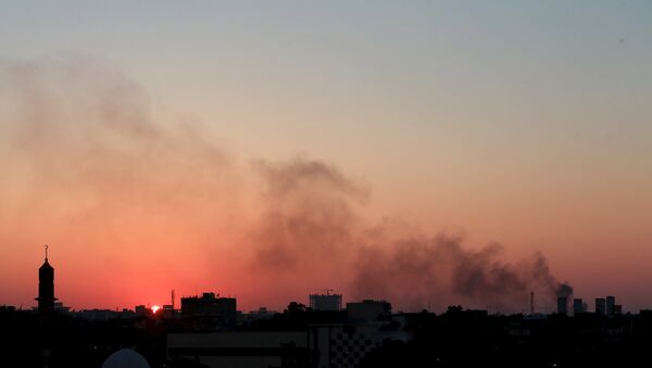 Nuvens de fumaça negra no céu em meio a confrontos entre facções rivais da Líbia em Benghazi (arquivo) - Sputnik Brasil