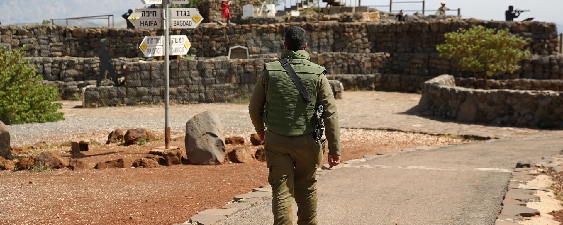 Soldado israelense caminha em antigo posto militar, usado para visitantes para ver as Colinas de Golã, perto da fronteira com a Síria, em 10 de maio de 2018 - Sputnik Brasil, 1920, 27.12.2021