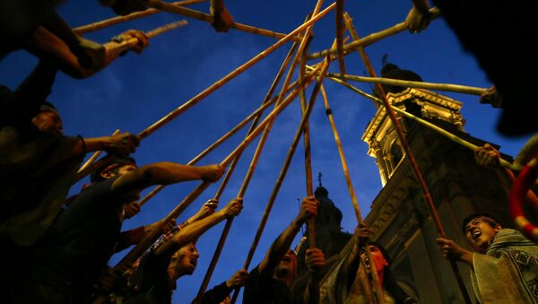 Ativistas indígenas mapuches levantam seus bastões durante manifestação para exigir justiça a presos indígenas Mapuche, bem como por seus direitos indígenas e terras para suas comunidades em Santiago, Chile (foto de arquivo) - Sputnik Brasil