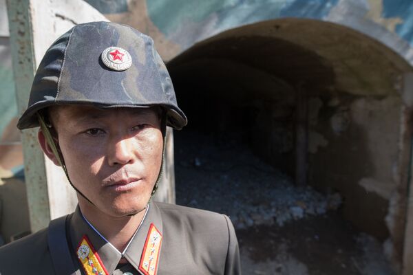 Soldado na entrada da mina de testes nucleares № 2 do polígono nuclear norte-coreano - Sputnik Brasil