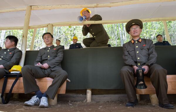 Oficiais durante a explosão das minas, que eram usadas para testes de bombas nucleares, do polígono nuclear de Punggye-ri, no norte da Coreia do Norte - Sputnik Brasil