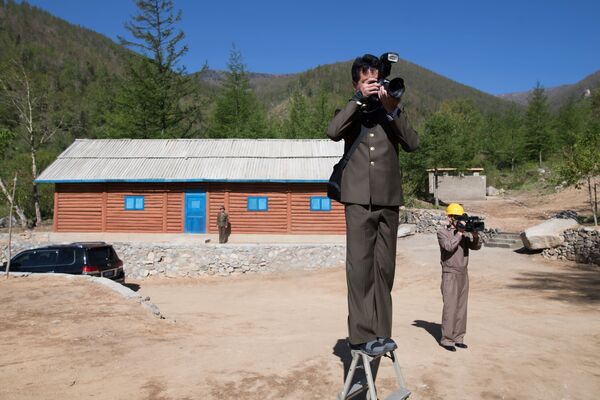 Jornalistas da Coreia do Norte no edifício de controle da mina de testes nucleares № 2 do polígono nuclear de Punggye-ri, no norte do país - Sputnik Brasil