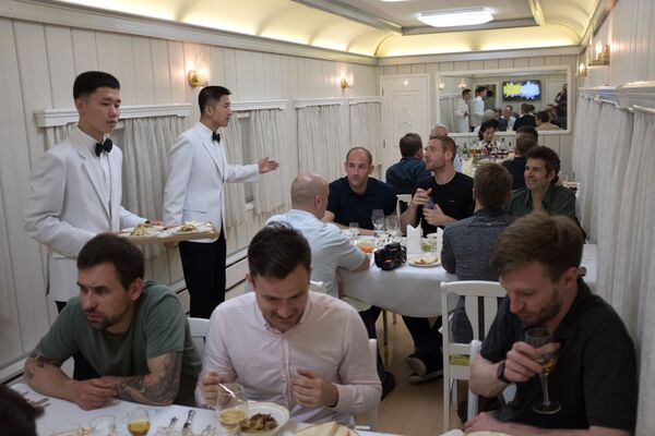 Jornalistas no vagão do restaurante do trem, no qual foram assistir ao fechamento do polígono de Punggye-ri, Coreia do Norte - Sputnik Brasil