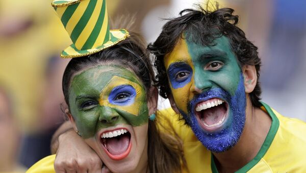 Torcedores brasileiros comemoram vitória da seleção - Sputnik Brasil