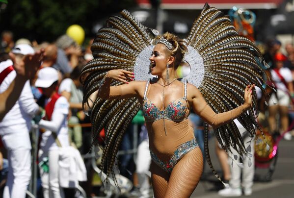 Uma mulher participa do Carnaval das Culturas que celebra a diversidade de culturas existentes em Berlim, Alemanha - Sputnik Brasil