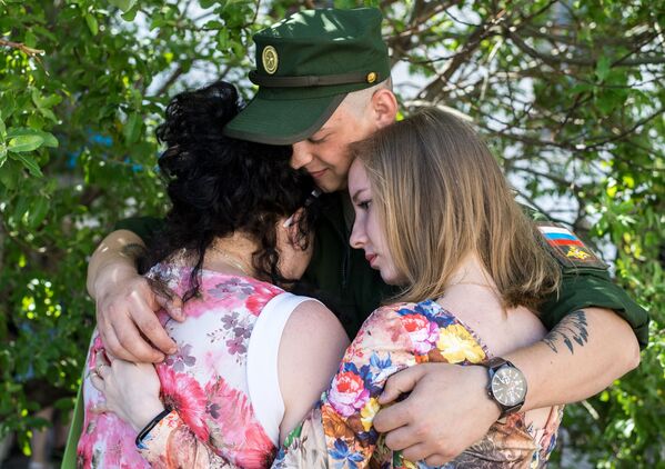 Um jovem conscrito se despede da família e amigos antes de ser enviado para servir na Força Aeroespacial russa - Sputnik Brasil