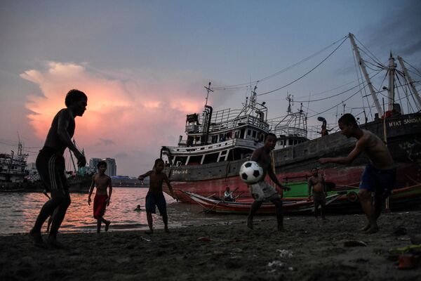 Crianças jogam futebol na margem do rio Yangon, Mianmar - Sputnik Brasil