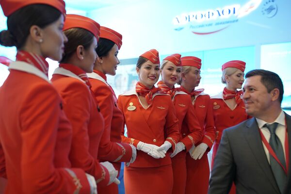 Aeromoças da empresa russa Aeroflot no Fórum Econômico Internacional de São Petersburgo (SPIEF) - Sputnik Brasil