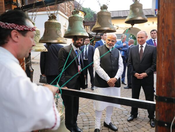 O presidente da Rússia, Vladimir Putin, e o primeiro-ministro da Índia, Narendra Modi, durante uma visita ao centro etnográfico Minha Rússia - Sputnik Brasil
