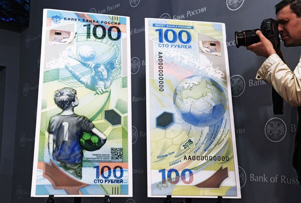 Cédulas comemorativas de 100 rublos para a Copa do Mundo de 2018 - Sputnik Brasil