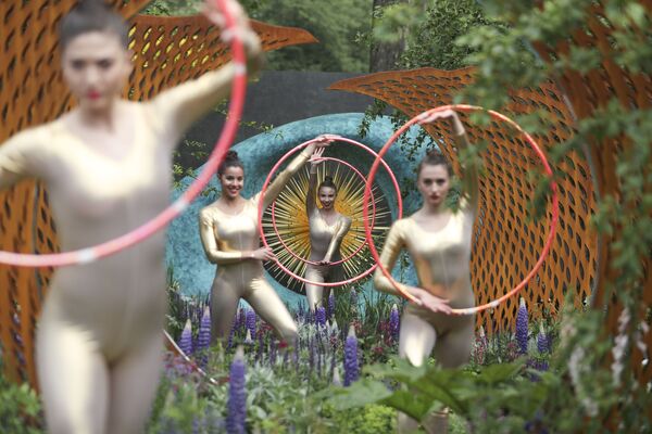 Dançarinos durante a exposição de flores Chelsea Flower Show em Londres - Sputnik Brasil