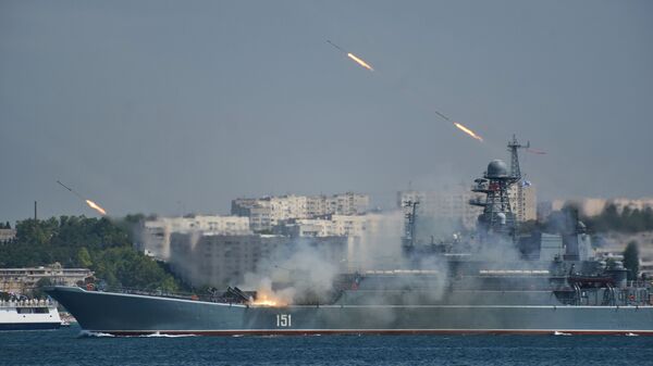 Navio de desembarque russo Azov durante o ensaio geral para o Dia da Marinha, em Sevastopol - Sputnik Brasil