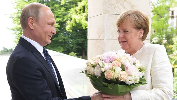Putin gives Chancellor Merkel flowers, May 21, 2018 - Sputnik Brasil