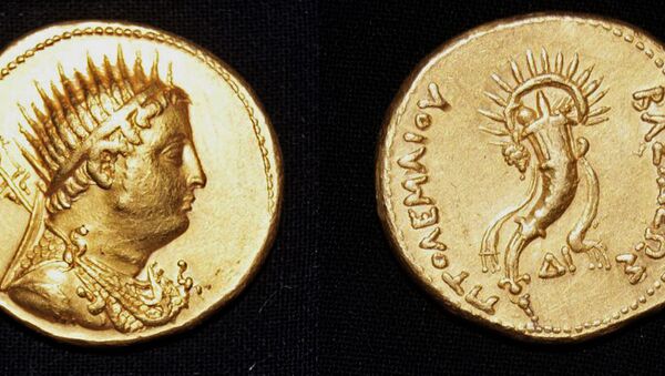 Moeda de ouro com o rosto do rei Ptolomeu III, encontrado no campo arqueológico de Sa el-Hagar, ao norte do Cairo - Sputnik Brasil