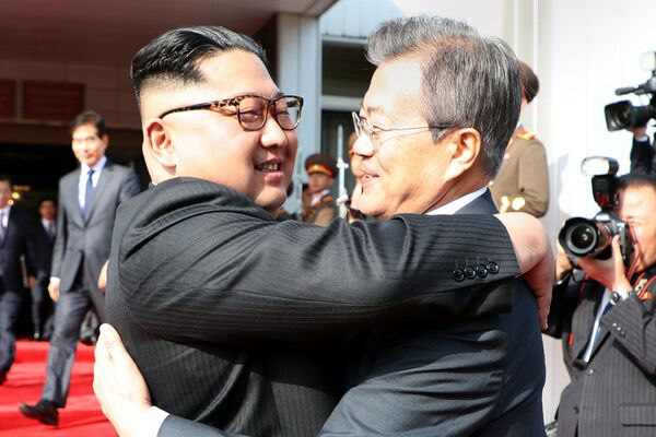 O presidente da Coreia do Sul, Moon Jae-in, abraçando o líder norte-coreano, Kim Jong-un, após segundo encontro na zona desmilitarizada - Sputnik Brasil