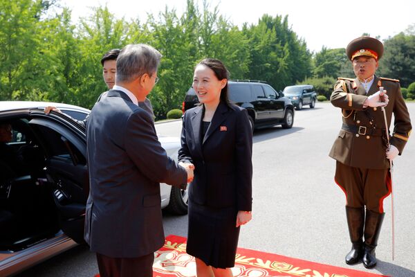 Moon Jae-in apertando a mão de Kim Yo-jong, irmã e conselheira do líder norte-coreano - Sputnik Brasil