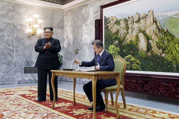 O encontro entre os dois líderes decorreu um dia após o presidente dos EUA, Donald Trump, ter ameaçado cancelar a cúpula com Pyongyang, marcada para 12 de junho - Sputnik Brasil