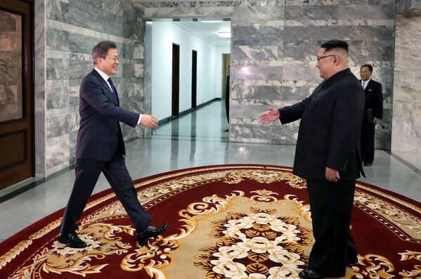 Esse foi o segundo encontro de Moon Jae-in e Kim Jong-un. O primeiro aconteceu em abril - Sputnik Brasil