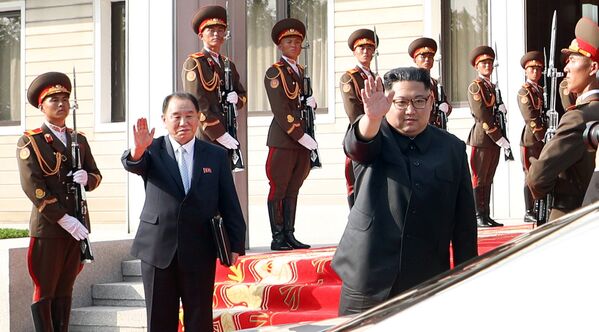 O segundo encontro entre os líderes coreanos foi marcado por risos e abraços - Sputnik Brasil