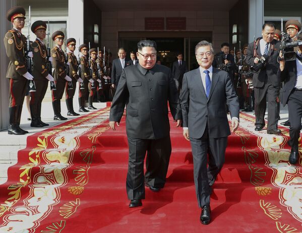 Novo encontro entre Kim e Moon já foi realizado e as fotos não passam despercebidas - Sputnik Brasil