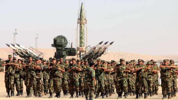 Soldados do exército autodenominado do líder líbio, Khalifa Haftar, participam de um desfile militar na cidade de Benghazi. - Sputnik Brasil