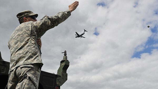 Soldado norte-americano gesticulando enquanto as Tropas Autotransportadas dos EUA e Polônia saltam em exercícios conjuntos (foto de arquivo) - Sputnik Brasil