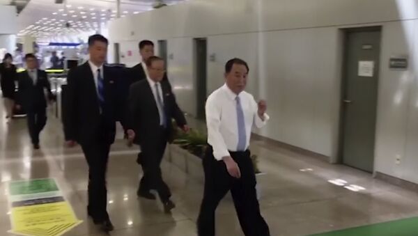 In this image made from video, Kim Yong Chol, in white, a former military intelligence chief who is now Kim Jong Un's top official on inter-Korean relations, walks upon arrival at Beijing airport in Beijing Tuesday, May 29, 2018 - Sputnik Brasil