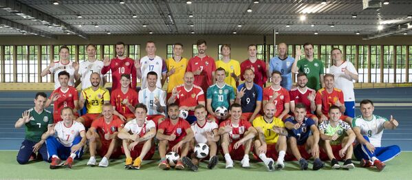 Seleção russa de futebol veste uniformes das equipes que disputarão a Copa do Mundo na Rússia - Sputnik Brasil