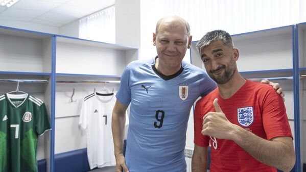 O técnico-assistente Miroslav Romaschenko (Uruguai) e o meia Aleksandr Samedov (Inglaterra) - Sputnik Brasil